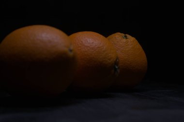 Siyah bir yüzeyde portakallar