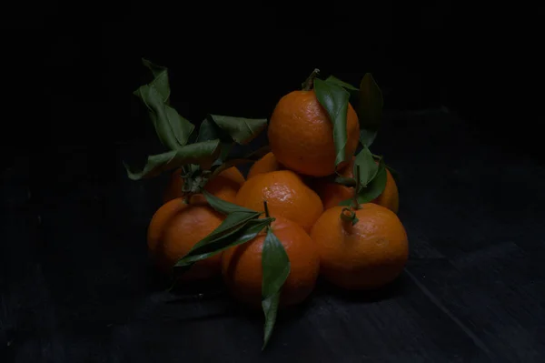 Mandarini Una Superficie Nera — Foto Stock