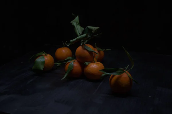 Tangerinas Uma Superfície Preta — Fotografia de Stock