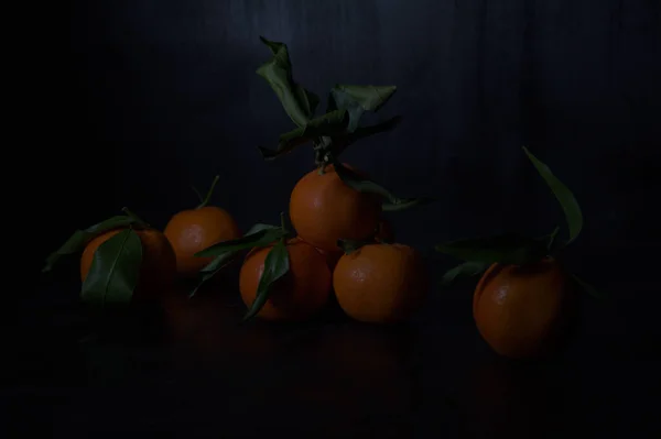 Tangerinas Uma Superfície Preta — Fotografia de Stock