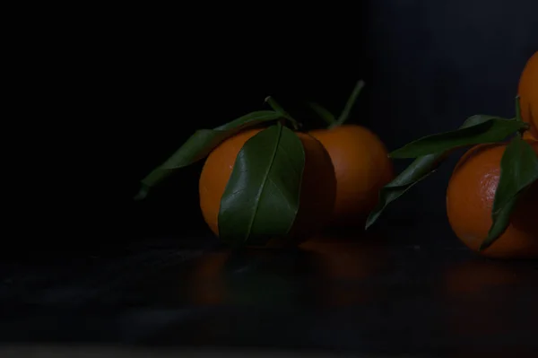 Tangerinas Uma Superfície Preta — Fotografia de Stock