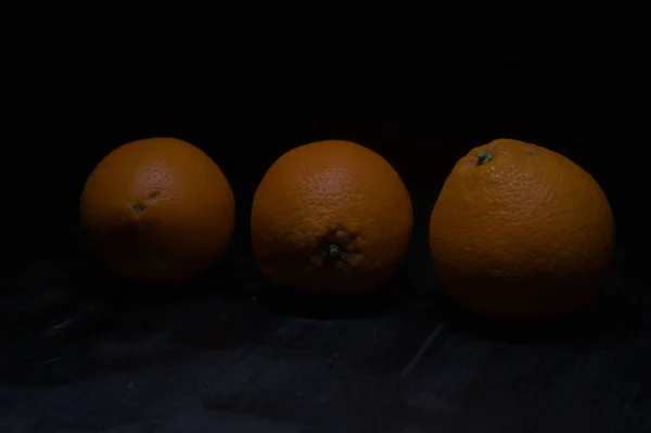 Oranges Sur Une Surface Noire — Photo
