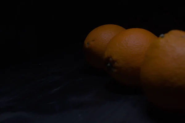Апельсини Чорній Поверхні — стокове фото