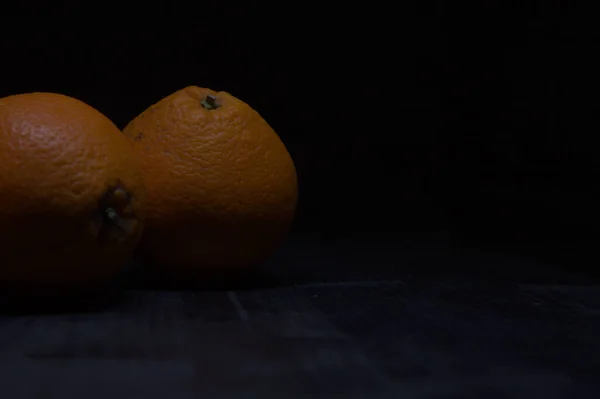 Апельсини Чорній Поверхні — стокове фото