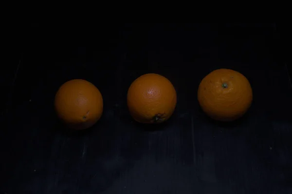 Oranges Sur Une Surface Noire — Photo