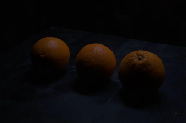 Pomarańcze Czarnej Powierzchni — Zdjęcie stockowe