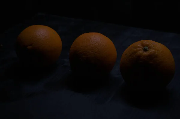 Oranges Sur Une Surface Noire — Photo