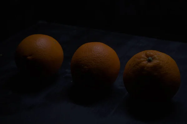 Апельсины Черной Поверхности — стоковое фото