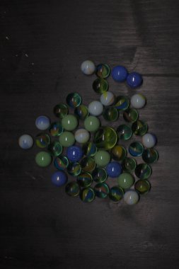 Siyah bir yüzey üzerinde renkli misketler