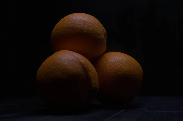 黑色表面上的橘子 — 图库照片