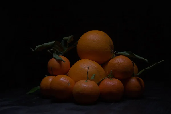 Laranjas Tangerinas Empilhadas Juntas Uma Superfície Preta — Fotografia de Stock