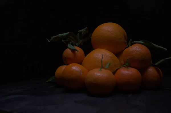 Narancsok Mandarinok Fekete Felületen Egymásra Rakva — Stock Fotó