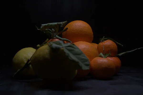 Limão Laranjas Com Tangerinas Uma Superfície Preta — Fotografia de Stock