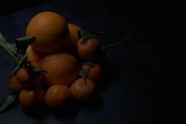 Laranjas Tangerinas Empilhadas Juntas Uma Superfície Preta — Fotografia de Stock