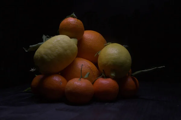 Лимон Апельсини Мандаринами Чорній Поверхні — стокове фото