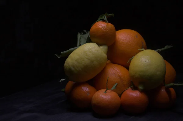 Citrom Narancs Mandarinnal Fekete Felületen — Stock Fotó