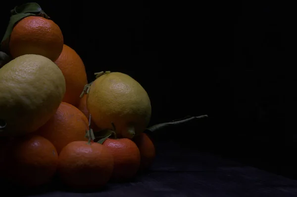 Limão Laranjas Com Tangerinas Uma Superfície Preta — Fotografia de Stock