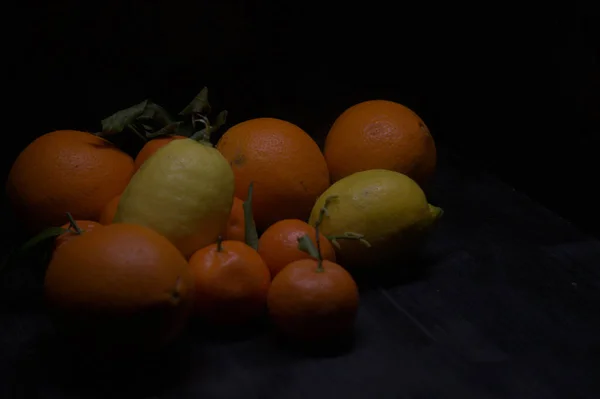 Citroenen Sinaasappelen Met Mandarijnen Een Zwart Oppervlak — Stockfoto