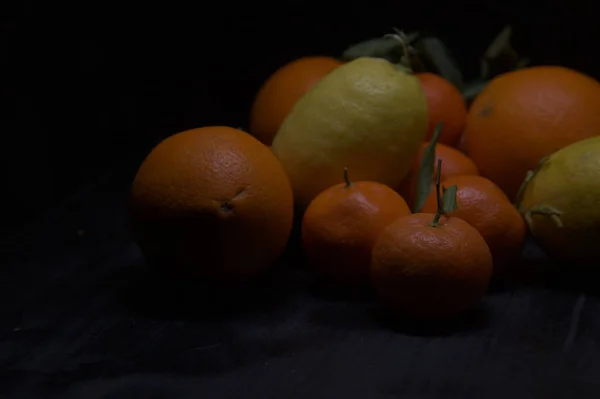 Citron Oranges Aux Mandarines Sur Une Surface Noire — Photo