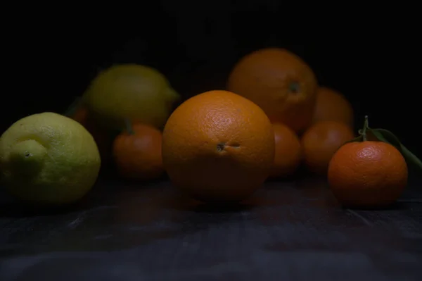 Limão Laranjas Com Tangerinas Uma Superfície Preta — Fotografia de Stock