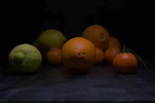 Limão Laranjas Com Tangerinas Uma Superfície Preta — Fotografia de Stock