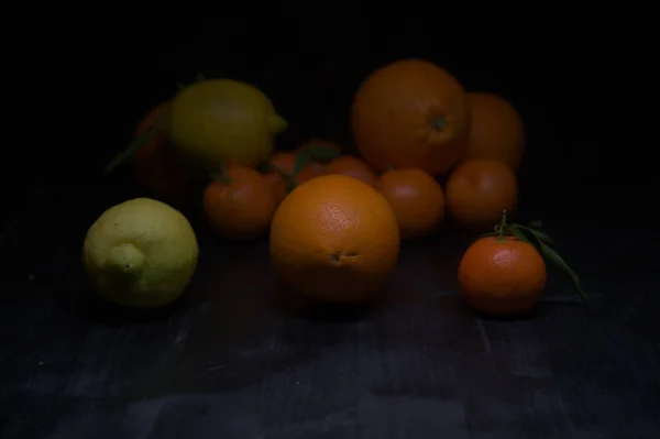 Limón Naranjas Con Mandarinas Sobre Una Superficie Negra — Foto de Stock