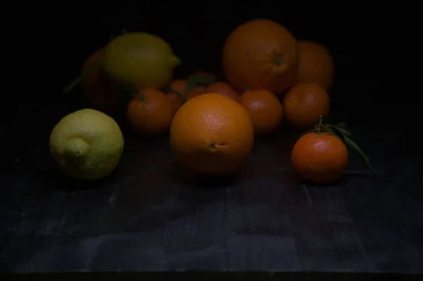 Citron Oranges Aux Mandarines Sur Une Surface Noire — Photo