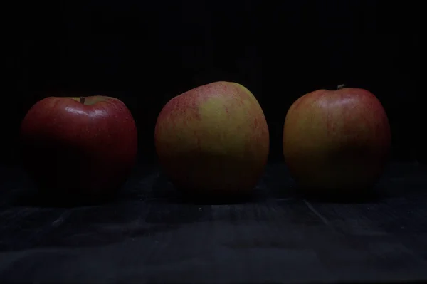 Rote Und Gelbe Äpfel Auf Schwarzer Oberfläche — Stockfoto