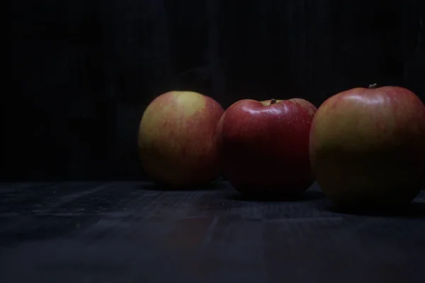 Siyah Bir Yüzey Üzerinde Kırmızı Sarı Elmalar — Stok fotoğraf