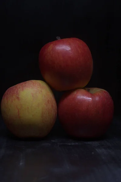 Siyah Bir Yüzey Üzerinde Kırmızı Sarı Elmalar — Stok fotoğraf