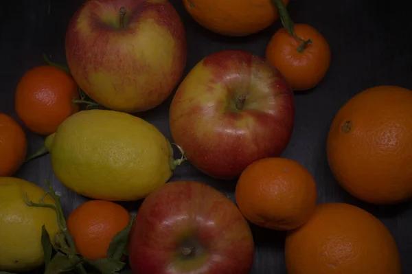 Tangerinas Maçãs Com Limões Laranjas Uma Superfície Preta — Fotografia de Stock