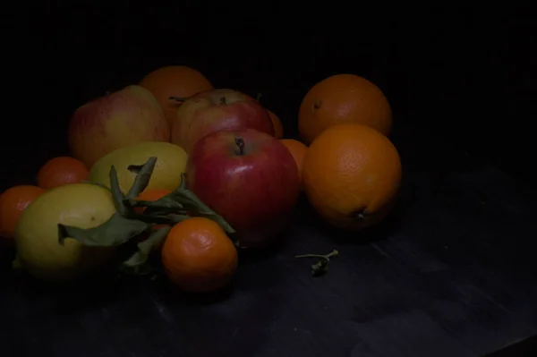 Мандарини Яблука Лимонами Апельсинами Чорній Поверхні — стокове фото