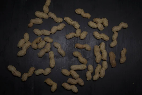 Peanuts Auf Schwarzer Oberfläche — Stockfoto
