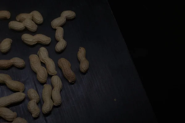 Peanuts Auf Schwarzer Oberfläche — Stockfoto
