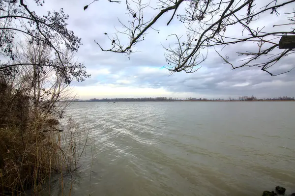 Ufer Eines Flusses Einem Bewölkten Tag Der Italienischen Landschaft Winter — Stockfoto