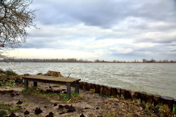 Panchina Sulla Riva Fiume Nella Campagna Italiana Inverno — Foto Stock