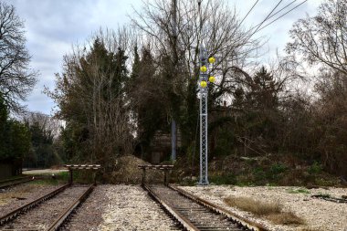 Kışın bulutlu bir günde çıkmaz yollar
