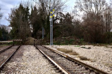 Kışın bulutlu bir günde çıkmaz yollar