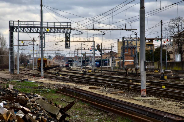 Demiryolunun Yanındaki Metal Kırıntıları — Stok fotoğraf