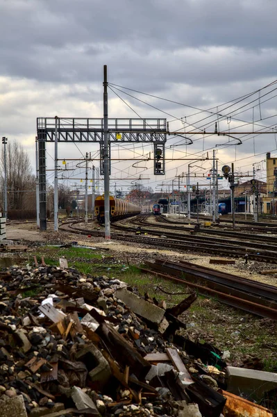 Metaalresten Naast Een Spoorweg — Stockfoto