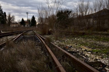 Terk edilmiş bir yerleşkede demiryolu rayları