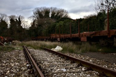 Terk edilmiş tren nakliye vagonları kullanılmayan bir yerleşkenin çıkmaz sokaklarında.