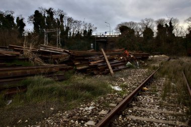 Demiryolunun kenarında metal kırıntıları var.