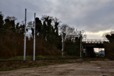 Kışın İtalya 'nın kenar mahallelerindeki bir istasyonun yanındaki demiryolu rayları.