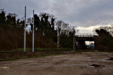 Kışın İtalya 'nın kenar mahallelerindeki bir istasyonun yanındaki demiryolu rayları.