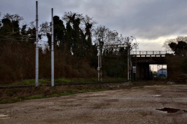Kışın İtalya 'nın kenar mahallelerindeki bir istasyonun yanındaki demiryolu rayları.
