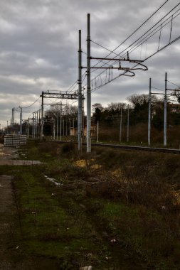 Kışın İtalya 'nın kenar mahallelerindeki bir istasyonun yanındaki demiryolu rayları.