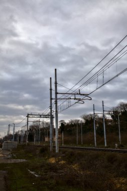 Kışın İtalya 'nın kenar mahallelerindeki bir istasyonun yanındaki demiryolu rayları.