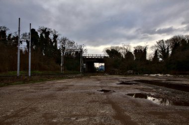 Kışın İtalya 'nın kenar mahallelerindeki bir istasyonun yanındaki demiryolu rayları.