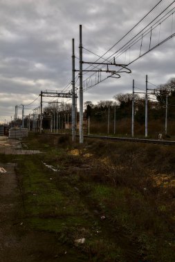 Kışın İtalya 'nın kenar mahallelerindeki bir istasyonun yanındaki demiryolu rayları.